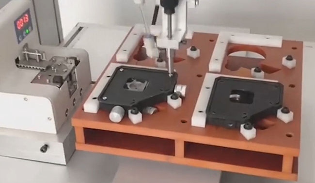 桌面式自動(dòng)鎖螺絲機(jī).jpg 桌面式自動(dòng)鎖螺絲機(jī).jpg