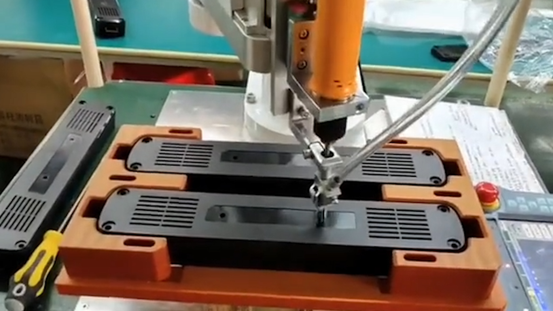 在線式自動(dòng)鎖螺絲機(jī).jpg 在線式自動(dòng)鎖螺絲機(jī).jpg