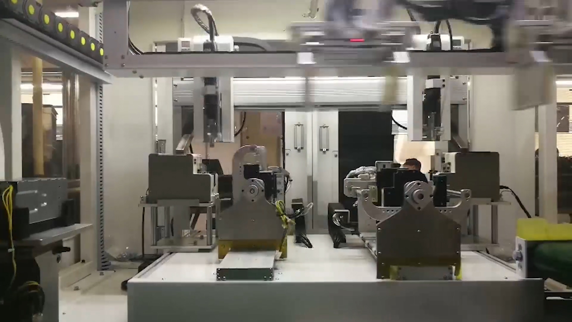 在線式自動(dòng)鎖螺絲機(jī).jpg 在線式自動(dòng)鎖螺絲機(jī).jpg